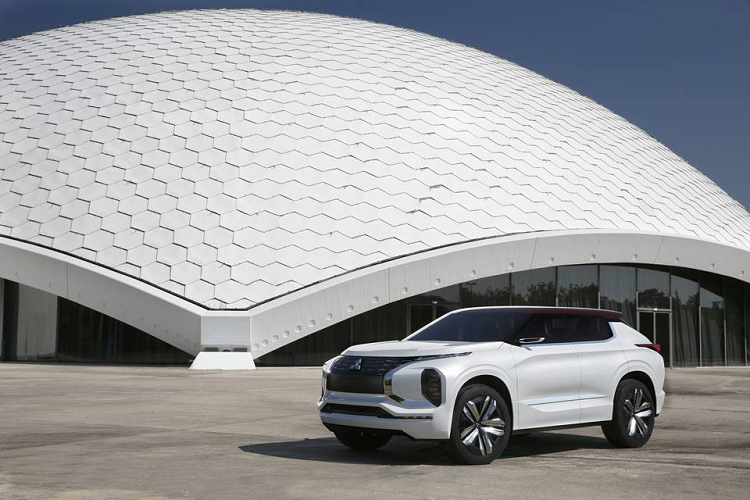 Hãng xe Nhật Bản cho biết sẽ trình làng mẫu concept mang ngôn ngữ thiết kế Dynamic Shiled ấn tượng là GT PHEV. Đáng chú ý không kém là việc GT PHEV sở hữu nền tảng công nghệ động cơ lai cắm sạc của Mitsubishi hướng đến việc vận hành tiết kiện nhiên liệu và thân thiện với môi trường. Chiếc SUV tương lai có khả năng chạy hoàn toàn bằng điện với phạm vi lên đến 120 km.