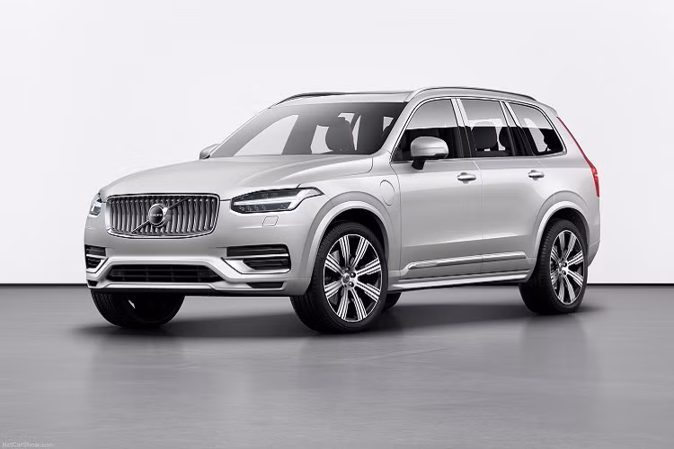 Chiếm giữ vị trí đẹp nhất trong đội hình xe Volvo tại VMS năm nay chính là XC90 2020. Mẫu SUV 7 chỗ hạng sang được nâng cấp về ngoại hình và trang bị để cạnh tranh tốt hơn với các đối thủ đến từ Đức như Audi Q7, Mercedes GLE hay BMW X5. Mức giá của Volvo XC90 2020 không thay đổi so với phiên bản cũ, vẫn ở mức 4 tỷ đồng.