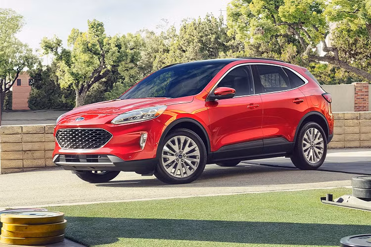 Sau thời gian dài vắng bóng, Ford Escape quay trở lại Việt Nam với diện mạo hoàn toàn mới, năng động và trẻ trung hơn. Đồng thời, Escape 2019 còn được nâng cấp nhiều tính năng tiện nghi và an toàn hiện đại. Đáng chú ý, Escape thế hệ thứ 4 được trang bị động cơ tăng áp EcoBoost 1.5L. Với giá bán dự kiến 1 tỷ đồng, Ford Escape sẽ nằm ở cùng phân khúc crossover 5 chỗ hiện diện Mazda CX-5 và Hyundai Tucson.