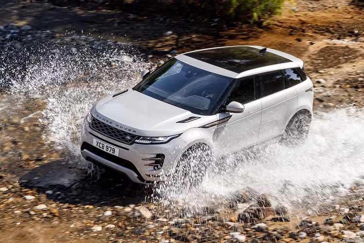 Mẫu SUV cao cấp cỡ nhỏ Range Rover Evoque 2020 sẽ là cái tên được săn đón nhất tại gian hàng Land Rover. Đối thủ mới của Porsche Macan nay trở nên đẹp, hiện đại hơn khi được thừa hưởng gen thiết kế cùng các công nghệ tiên tiến từ đàn anh Velar. Giá bán chính hãng dự kiến của Range Rover Evoque nâng cấp 2020 sẽ vào khoảng 3 tỷ đồng.