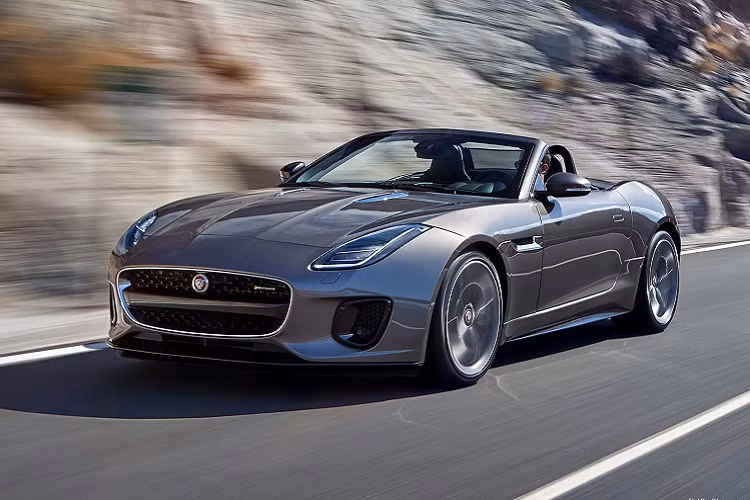 Với vị thế "báo đầu đàn" của gia đình Jaguar tại VMS 2019, F-Type vừa mang vẻ ngoài mạnh mẽ của hãng xe Anh Quốc, vừa ẩn chứa khả năng vận hành ấn tượng của một chiếc coupe thể thao 2 cửa. Tại Việt Nam, phiên bản F-Type mui trần có giá đề xuất ngót nghét 13 tỷ đồng. Xe trang bị động cơ 5.0L V8 siêu nạp mạnh gần 550 mã lực, kết hợp cùng đó là hộp số tự động 8 cấp và hệ dẫn động AWD.