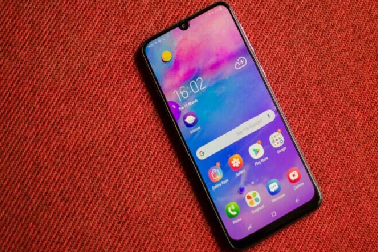 Samsung trang bị cho model này màn hình super AMOLED 6,4 inch, độ phân giải Full HD, phần khuyết chứa camera selfie 16 MP.