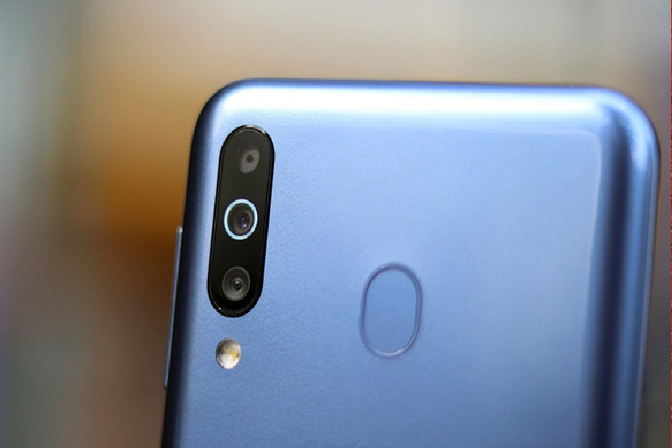 Máy sở hữu hệ thống ba camera sau, bao gồm một camera chính có độ phân giải 13 MP, khẩu độ f/1.9, một camera góc rộng 5 MP, 123 độ và camera chiều sâu có độ phân giải 5 MP.