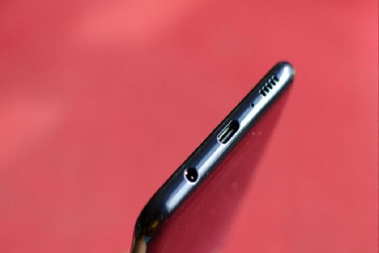 Galaxy M30 sở hữu pin 5.000 mAh hỗ trợ sạc nhanh 15 W qua cổng USB-C. Giắc cắm tai nghe 3,5 mm và loa ngoài được đặt ở cạnh dưới.