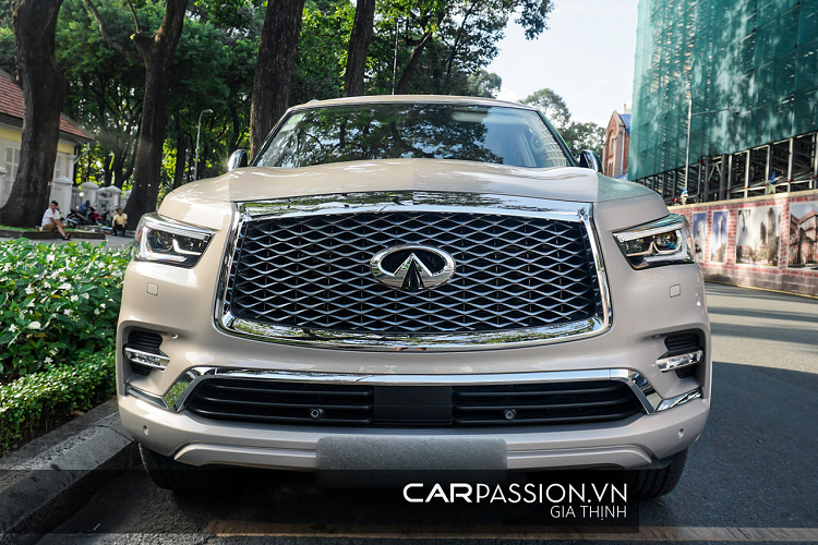 Mẫu xe SUV Infiniti QX80 trong bài viết này sở hữu gam màu vàng cát sang trọng và ngoại hình khổng lồ khiến không ít ánh mắt phải dõi theo khi xe lăn bánh. Cụm đèn pha phía trước được trau chuốt với kiểu dáng hiện đại, dải LED ban ngày với thiết kế mềm mại bao quanh chóa đèn, cụm đèn hậu được tích hợp công nghệ LED.