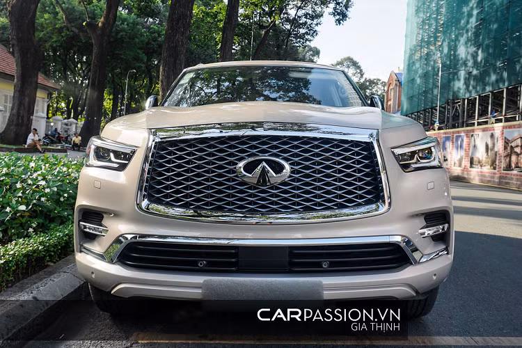 Mẫu xe SUV Infiniti QX80 trong bài viết này sở hữu gam màu vàng cát sang trọng và ngoại hình khổng lồ khiến không ít ánh mắt phải dõi theo khi xe lăn bánh. Cụm đèn pha phía trước được trau chuốt với kiểu dáng hiện đại, dải LED ban ngày với thiết kế mềm mại bao quanh chóa đèn, cụm đèn hậu được tích hợp công nghệ LED.