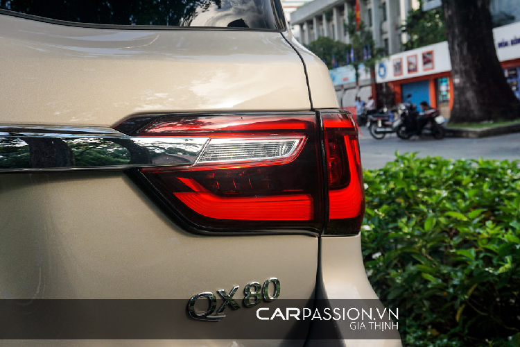 Trong khi đó, đối thủ đồng hương Lexus LX570 được trang bị động cơ V8 5.7 lít nhưng chỉ sản sinh công suất cực đại 367 mã lực và mô men xoắn cực đại đạt mức 530 Nm. Lexus LX570 mất 7,7 giây để tăng tốc từ 0-100 km/h và có tốc độ tối đa cùng với Infiniti Qx80.