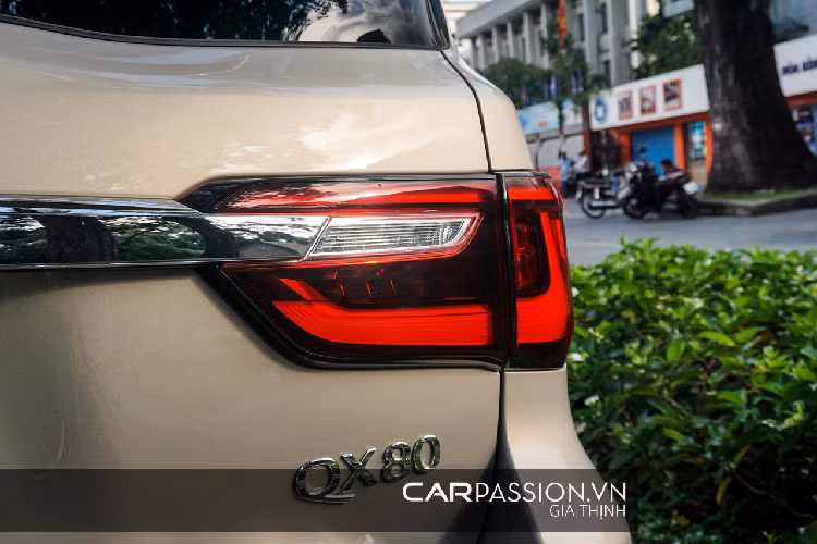 Trong khi đó, đối thủ đồng hương Lexus LX570 được trang bị động cơ V8 5.7 lít nhưng chỉ sản sinh công suất cực đại 367 mã lực và mô men xoắn cực đại đạt mức 530 Nm. Lexus LX570 mất 7,7 giây để tăng tốc từ 0-100 km/h và có tốc độ tối đa cùng với Infiniti Qx80.