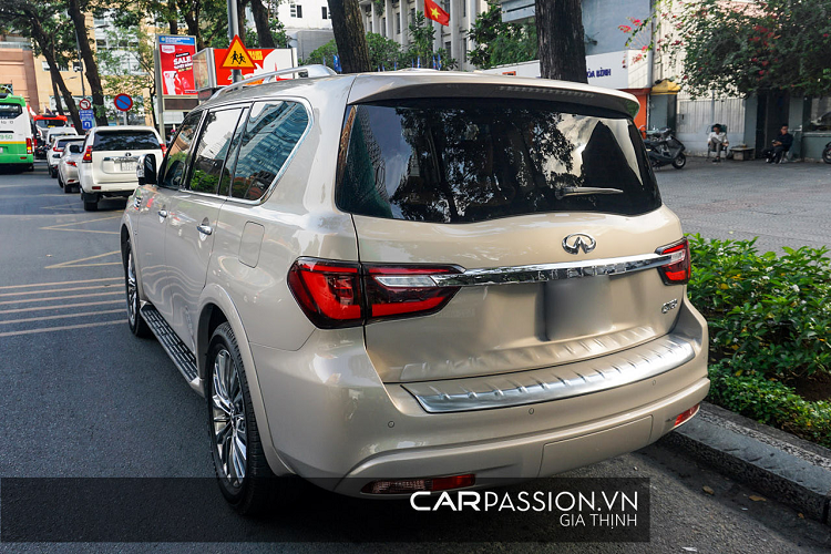 Dù vậy, phần nội thất vẫn không được đánh giá quá cao về tính thẩm mỹ, các chi tiết mới được bổ sung bao gồm hộc đựng cốc, hệ thống chiếu sáng bảng điều khiển trung tâm, ngoài ra các kĩ sư Nhật Bản còn tăng cường khả năng chống tiếng ồn cho Infiniti QX80 với bảng táp-lô rộng hơn, thảm lót sàn dày hơn có khả năng hấp thụ tiếng ồn và rung động từ mặt đường.