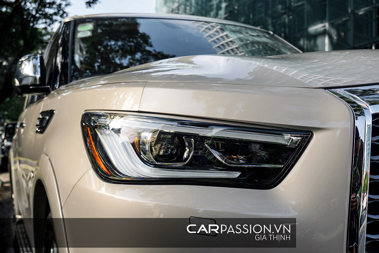 Với một mẫu xe SUV full-size như Infiniti QX80, không quá bất ngờ khi tổng trọng lượng của xe lên đến 2722 kg. Điểm cộng trên mẫu SUV nhà Infiniti đến từ khối động cơ V8 có dung tích 5.6 lít, sản sinh công suất cực đại 405 mã lực và mô men xoắn cực đại đạt mức 560 Nm. Nhờ hộp số tự động 7 cấp, xe chỉ mất 6,8 giây để tăng tốc từ 0-100 km/h và có tốc độ tối đa là 210 km/h. Khách hàng có thể tùy chọn hệ thống dẫn động 2 hoặc 4 bánh cho xe.