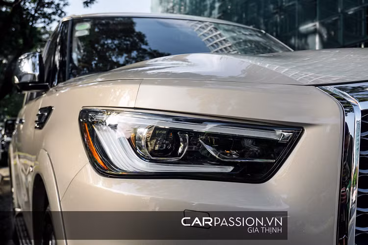 Với một mẫu xe SUV full-size như Infiniti QX80, không quá bất ngờ khi tổng trọng lượng của xe lên đến 2722 kg. Điểm cộng trên mẫu SUV nhà Infiniti đến từ khối động cơ V8 có dung tích 5.6 lít, sản sinh công suất cực đại 405 mã lực và mô men xoắn cực đại đạt mức 560 Nm. Nhờ hộp số tự động 7 cấp, xe chỉ mất 6,8 giây để tăng tốc từ 0-100 km/h và có tốc độ tối đa là 210 km/h. Khách hàng có thể tùy chọn hệ thống dẫn động 2 hoặc 4 bánh cho xe.