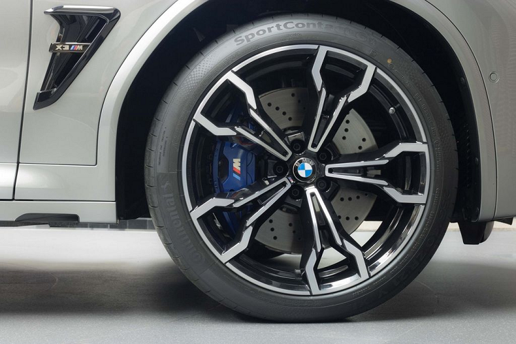 Các trang bị tiêu chuẩn khác phải kể tới như Đèn pha LED tự thích ứng, màn hình hiển thị trung tâm kích thước lớn, hệ thống loa Harman Kardon.