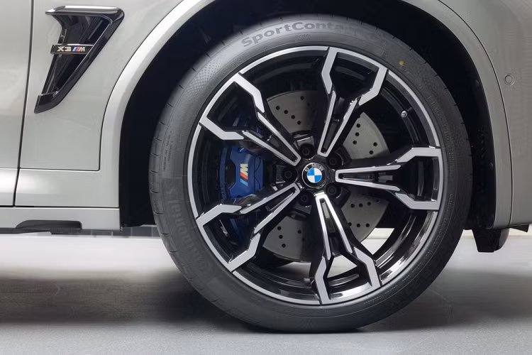 Các trang bị tiêu chuẩn khác phải kể tới như Đèn pha LED tự thích ứng, màn hình hiển thị trung tâm kích thước lớn, hệ thống loa Harman Kardon.