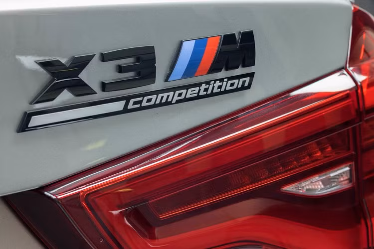 Đột nhập vào bên trong, khoang nội thất thiết kế lịch sự, đậm chất riêng với màu da Tartufo, các lát cắt chi tiết bằng nhôm – carbon và nhiều dấn ấn rõ nét của dòng M thể thao như đồng hồ tốc độc hay cần số,…