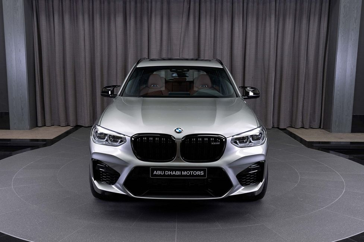 Tuy không phải là một biến thể ‘lòe loẹt’ nhưng chiếc X3 cũng không hề bình thường như bao chiếc crossover khác. Ngoại thất xe đã dữ dằn hơn với bộ cản trước táo bạo, bộ bánh cỡ lớn và hệ thống ống xả 4 ống thể thao. Và đương nhiên, một chiếc SUV với logo M thì chắc chắn cũng ‘không phải dạng vừa’.