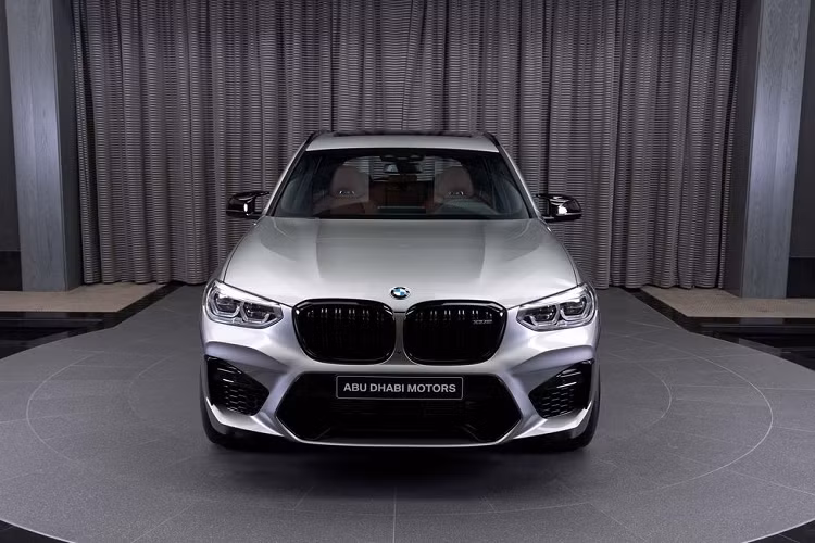 Tuy không phải là một biến thể ‘lòe loẹt’ nhưng chiếc X3 cũng không hề bình thường như bao chiếc crossover khác. Ngoại thất xe đã dữ dằn hơn với bộ cản trước táo bạo, bộ bánh cỡ lớn và hệ thống ống xả 4 ống thể thao. Và đương nhiên, một chiếc SUV với logo M thì chắc chắn cũng ‘không phải dạng vừa’.