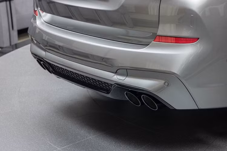 Cả 2 phiên bản BMW X3 M và M Competition đều được trang bị bộ phanh hiệu suất cao với đĩa phanh kích thước trước &amp; sau lần lượt là 15.6-inch và 14.6-inch cùng sự xuất hiện của các lỗ thông gió.