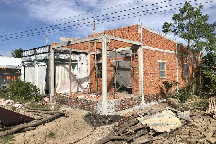 Can bo xa o Bac Lieu da giao lai gan 1,2 ti tien xay nha tinh nghia