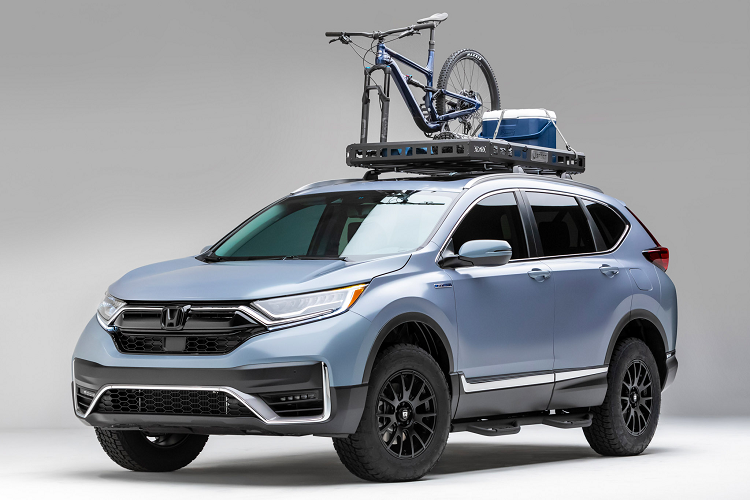 Trong khi đó, chiếc CR-V với chủ đề ‘’Dream’’ mang ngoại hình nhẹ nhàng hơn, nhưng bản thân mẫu xe này cũng được Honda nâng cấp bao gồm: trang bị cản trước mới, bệ bước, mâm vỏ mới và thanh giá nóc Plateau,...