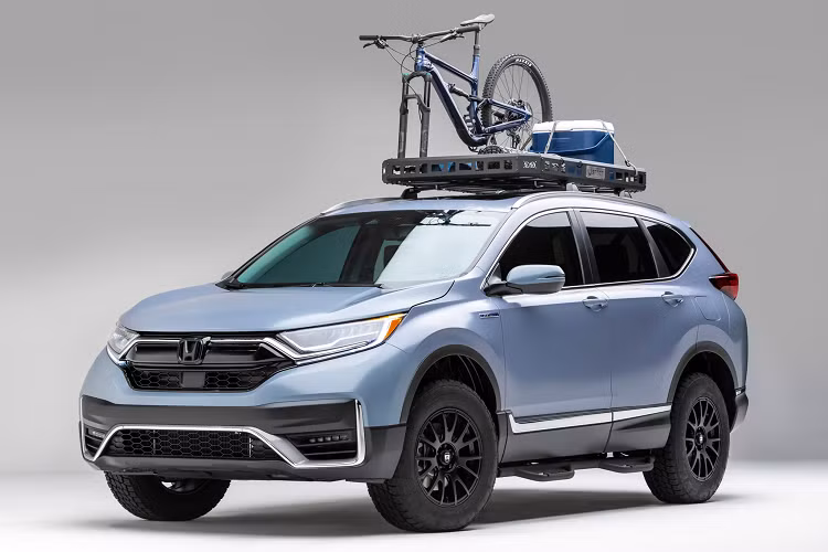 Trong khi đó, chiếc CR-V với chủ đề ‘’Dream’’ mang ngoại hình nhẹ nhàng hơn, nhưng bản thân mẫu xe này cũng được Honda nâng cấp bao gồm: trang bị cản trước mới, bệ bước, mâm vỏ mới và thanh giá nóc Plateau,...