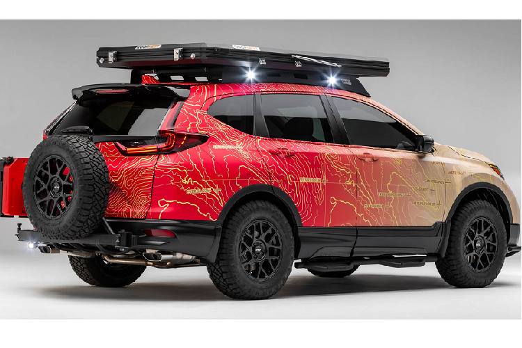 Chiếc CR-V phía trên có thể nâng khoảng sáng gầm lên 1,5 inch, trang bị bệ bước bên. ‘’Dàn chân’’ lắp bộ mâm KMC 17 inch với lốp xe địa hình Nitto Terra Grappler và chiếc xe đạp leo núi Cannondale được gắn trên thanh gá nóc và nhiều phụ kiện khác.