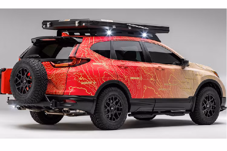 Chiếc CR-V phía trên có thể nâng khoảng sáng gầm lên 1,5 inch, trang bị bệ bước bên. ‘’Dàn chân’’ lắp bộ mâm KMC 17 inch với lốp xe địa hình Nitto Terra Grappler và chiếc xe đạp leo núi Cannondale được gắn trên thanh gá nóc và nhiều phụ kiện khác.