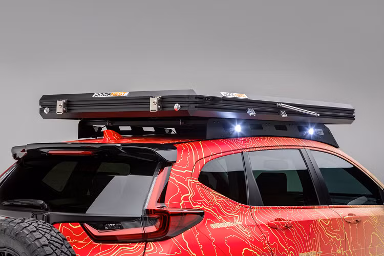 Đáng chú ý là việc Honda sẽ mang đến triển lãm lần này hai mẫu xe Honda CR-V mới đã được nâng cấp phụ kiện hiệu suất JSport (Jsport Performance Accessories) với chủ đề “Do” và “Dream”.