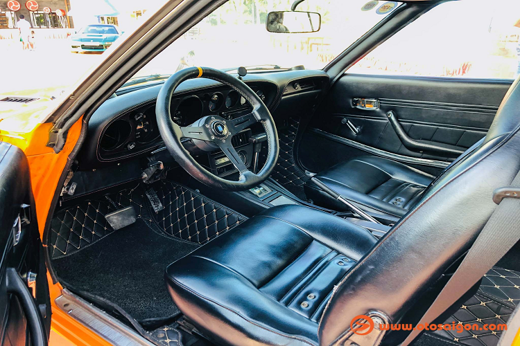 Đối với người yêu xe JDM Nhật Bản, sở hữu một chiếc Toyota Celica Ta22 1972 này mang một nghĩa tinh thần rất lớn. Với nước sơn màu vàng cam nổi bật dưới ánh nắng, đi cùng với vẻ đẹp hoài cổ.
