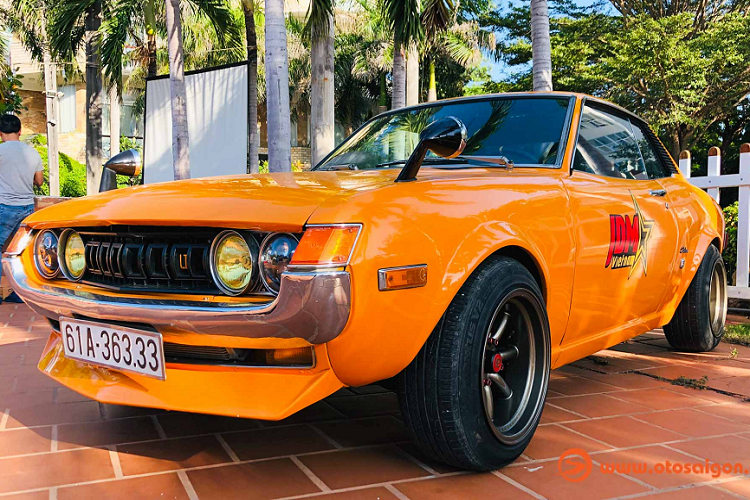 Chi tiết đáng chú ý nhất của chiếc Celica đặc biệt này là 4 quả mâm phong cách Watanabe Nhật Bản với các chấu mâm cong nhẹ, trên thực tế mâm Watanabe thường được sử dụng trên nhiều dòng xe JDM cổ điển nhà Nissan như Datsun 240Z, hay Skyline thế hệ thứ 1 mang biệt danh ‘’Hakosuka’’ nổi tiếng.