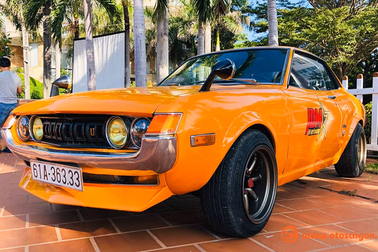 Chi tiết đáng chú ý nhất của chiếc Celica đặc biệt này là 4 quả mâm phong cách Watanabe Nhật Bản với các chấu mâm cong nhẹ, trên thực tế mâm Watanabe thường được sử dụng trên nhiều dòng xe JDM cổ điển nhà Nissan như Datsun 240Z, hay Skyline thế hệ thứ 1 mang biệt danh ‘’Hakosuka’’ nổi tiếng.