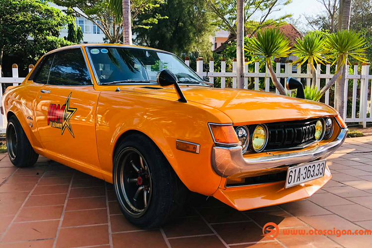 Chiếc Toyota Celica Ta22 đời 1972 này là một trong những chiếc Celica Ta22 hàng hiếm và đẹp tại Việt Nam. Mẫu xe thể thao Nhật Bản này đã được chủ nhân nâng cấp lại theo phong cách xe Nhật Bản cổ điển, xe được phục hồi lại để duy trì vẻ đẹp nguyên bản vốn có sau gần 50 năm xuất xưởng.
