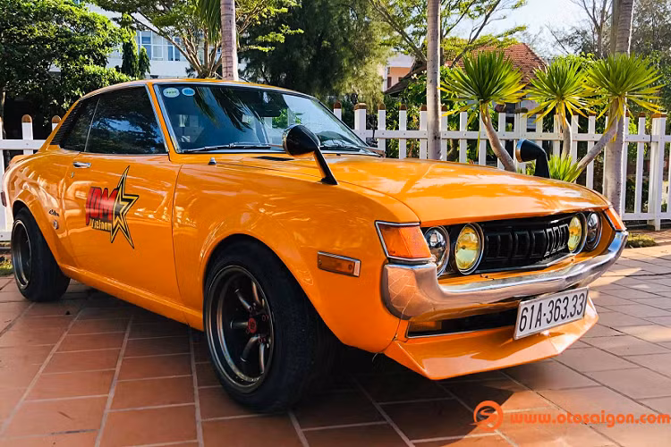Chiếc Toyota Celica Ta22 đời 1972 này là một trong những chiếc Celica Ta22 hàng hiếm và đẹp tại Việt Nam. Mẫu xe thể thao Nhật Bản này đã được chủ nhân nâng cấp lại theo phong cách xe Nhật Bản cổ điển, xe được phục hồi lại để duy trì vẻ đẹp nguyên bản vốn có sau gần 50 năm xuất xưởng.