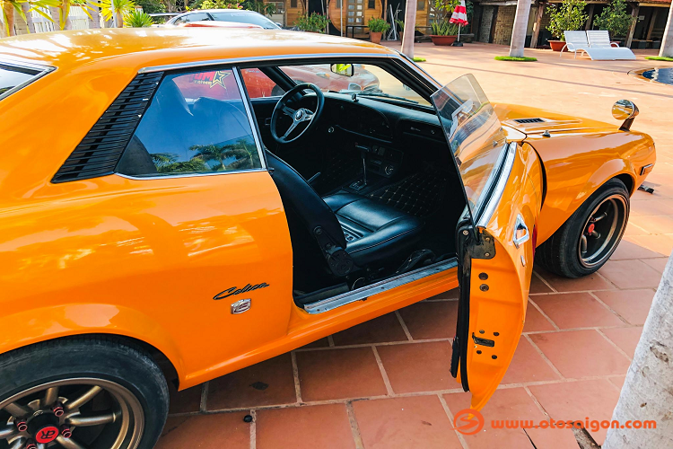 Toyota Celica Ta22 1972 đủ làm những ai yêu bốn bánh phải ngoái nhìn và nó sẽ luôn trở thành tâm điểm khi lăn bánh xuống phố. Với kiểu dáng hoài cổ và mang một chút cơ bắp, có thể nhiều người sẽ nhầm tưởng chiếc Toyota Celica Ta22 1972 này với những mẫu xe cơ bắp cổ điển của Mỹ. 