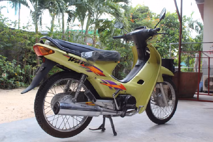  Xe máy Honda Wave Thái nở rộ trên thị trường trong những năm từ 1997 đến 1999. Muộn hơn một chút, những chiếc Wave Thái 110 bắt đầu được các đại lý kinh doanh xe trong nước nhập về bán. Sau gần 20 năm xuất hiện tại Việt Nam, những chiếc Wave Thái hiện vẫn được nhiều người chơi xe tìm mua về phục hồi lại.