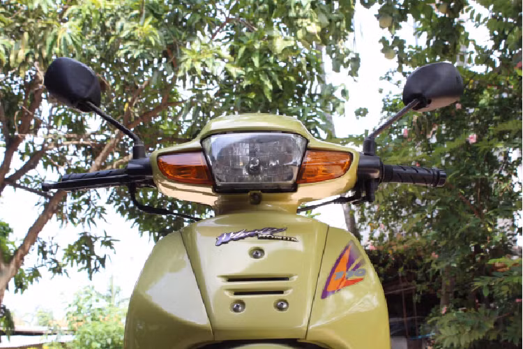 Một biker có nickname Anh Tú Khôi là chủ nhân chiếc xe trên cho biết: Chiếc này anh được mua tận bên Thailand qua một người cũng có đam mê sưu tầm xe cổ &amp; vận chuyển về Việt Nam, tình trạng xe zin toàn bộ &amp; chưa từng lăn bánh trong 19 năm qua.