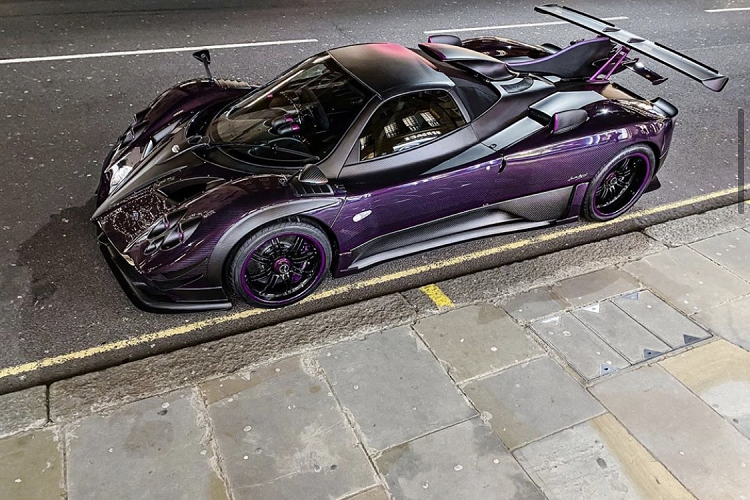 Bên trong, khoang lái được bọc da lộn Alcantara cao cấp màu đen, thêm vào đó là những chi tiết màu tím ở cửa gió điều hòa, bệ cửa và cẩn số. Chiếc xe thuộc phiên bản tay lái nghịch, dành cho thị trường Anh Quốc.