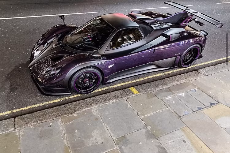 Bên trong, khoang lái được bọc da lộn Alcantara cao cấp màu đen, thêm vào đó là những chi tiết màu tím ở cửa gió điều hòa, bệ cửa và cẩn số. Chiếc xe thuộc phiên bản tay lái nghịch, dành cho thị trường Anh Quốc.