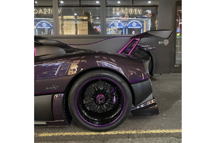 Ngay sau khoang lái, Pagani trang bị cho Zonda Zun hai lỗ hút gió phía trên vòm bánh xe cùng với một hốc gió phía trên đầu tựa ghế, giống với thiết kế mà hãng đã sử dụng trên Pagani Zonda Cinque. Xe được trang bị hệ thống xả HP Barchetta đến từ chính hãng Pagani.