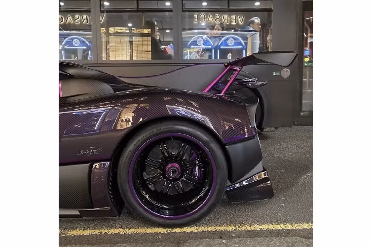 Ngay sau khoang lái, Pagani trang bị cho Zonda Zun hai lỗ hút gió phía trên vòm bánh xe cùng với một hốc gió phía trên đầu tựa ghế, giống với thiết kế mà hãng đã sử dụng trên Pagani Zonda Cinque. Xe được trang bị hệ thống xả HP Barchetta đến từ chính hãng Pagani.