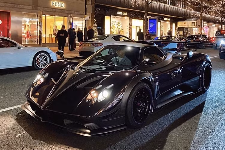 Ở dòng sản phẩm này, khách hàng sẽ có quyền yêu cầu Pagani biến chiếc Zonda của mình thành một chiếc Zonda độc nhất với tên riêng và thiết kế khác biệt. Siêu xe Zonda Zun được phát triển trên nền tảng của Pagani Zonda F Roadster.