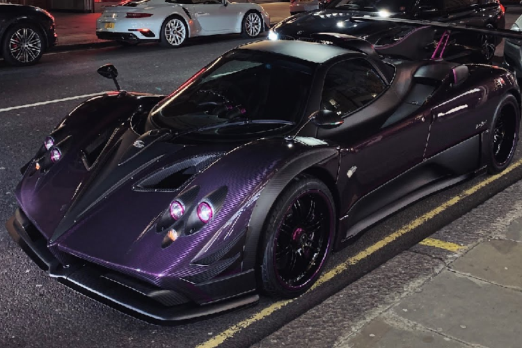 Có thể thấy, Pagani Zonda Zun mới mang trên mình những nét đặc trưng của dòng 760 như các phần lip hông, cản trước cũng như phần cánh gió cỡ lớn. Tuy nhiên, Zonda Zun còn được trang bị một cách gió nhỏ cách điệu nằm ngay dưới chân cánh gió lớn.