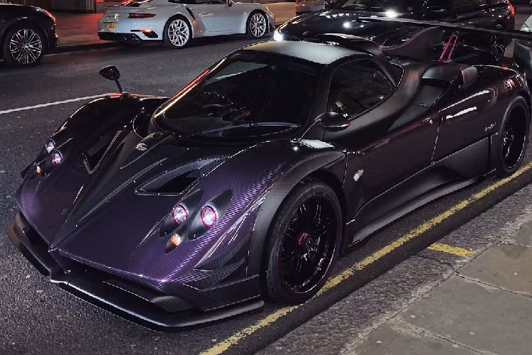 Có thể thấy, Pagani Zonda Zun mới mang trên mình những nét đặc trưng của dòng 760 như các phần lip hông, cản trước cũng như phần cánh gió cỡ lớn. Tuy nhiên, Zonda Zun còn được trang bị một cách gió nhỏ cách điệu nằm ngay dưới chân cánh gió lớn.
