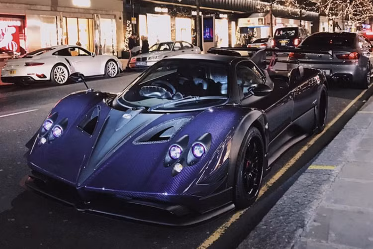 So với bản thiết kế mà hãng công bố cách đây nửa năm, Pagani Zonda Zun sở hữu một số điểm khác biệt. Đối với màu sơn ngoại thất, thay vì một số dự đoán về màu tím trên bản thiết kế, chiếc xe đã được trang bị carbon tím độc đáo.