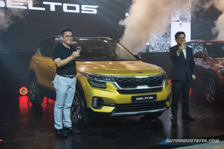 Đúng như thông tin từ hồi tháng 10 năm nay, hãng xe Hàn Quốc đã chính thức giới thiệu mẫu Kia Seltos hoàn toàn mới tại thị trường Đông Nam Á, cụ thể là Philippines. Như vậy, dòng SUV của thương hiệu Kia tại thị trường Philippines đã có thêm thành viên thứ 3, sau Sportage và Sorento.