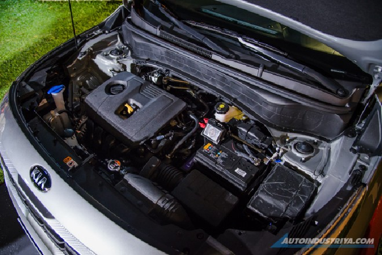 Khi mua Kia Seltos 2020, khách hàng Philippines có thể chọn 1 trong 5 màu sơn ngoại thất tiêu chuẩn là vàng Starbright Yellow, xám Iron Grey, cam Mars Orange, xanh dương Dark Ocean Blue và xám Gravity Grey. Bên cạnh đó, còn có 2 màu sơn tùy chọn là vàng Starbright Yellow - nóc đen và trắng Clear White - nóc đen.