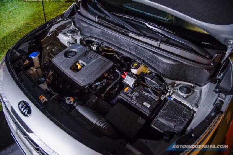 Khi mua Kia Seltos 2020, khách hàng Philippines có thể chọn 1 trong 5 màu sơn ngoại thất tiêu chuẩn là vàng Starbright Yellow, xám Iron Grey, cam Mars Orange, xanh dương Dark Ocean Blue và xám Gravity Grey. Bên cạnh đó, còn có 2 màu sơn tùy chọn là vàng Starbright Yellow - nóc đen và trắng Clear White - nóc đen.