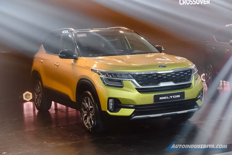 Được phát triển dựa trên cơ sở gầm bệ chung với Hyundai Kona, Kia Seltos 2020 sở hữu kích thước lớn hơn một chút. Theo đó, Seltos 2020 dài 4.375 mm, rộng 1.800 mm và cao 1.615 mm hoặc 1.600 mm nếu không có giá nóc trong khi chiều dài cơ sở đạt mức 2.630 mm.