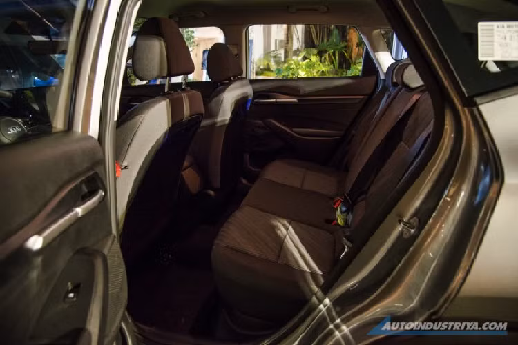 Bên trong Kia Seltos 2020 tại thị trường Philippines xuất hiện những trang bị nổi bật như màn hình cảm ứng 8 inch của hệ thống thông tin giải trí, cho phép 2 thiết bị kết nối Bluetooth cùng lúc. Màn hình này hỗ trợ Apple CarPlay/Android Auto tiêu chuẩn, cùng với 4 loa và 2 loa tweet.