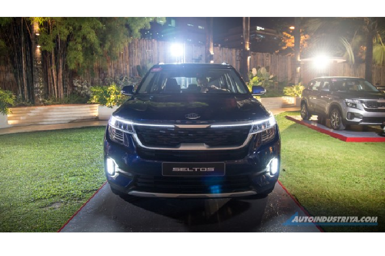 Toàn bộ các bản trang bị của Kia Seltos 2020 đều dùng đèn pha tự động, vành 17 inch và lốp 215/55/R17. Trong đó, bản LX và EX được trang bị đèn pha projector. Riêng bản SX sử dụng đèn pha LED.