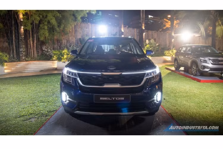 Toàn bộ các bản trang bị của Kia Seltos 2020 đều dùng đèn pha tự động, vành 17 inch và lốp 215/55/R17. Trong đó, bản LX và EX được trang bị đèn pha projector. Riêng bản SX sử dụng đèn pha LED.